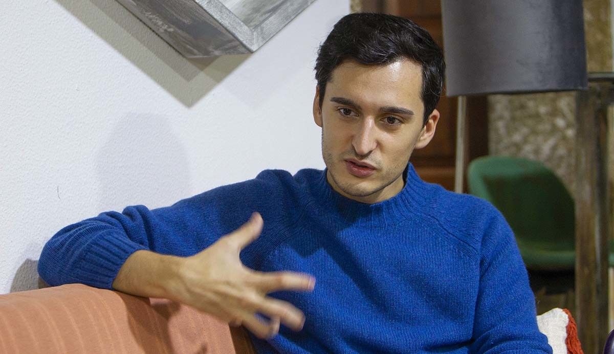 Javier Lago, na cafetería El Pasaje