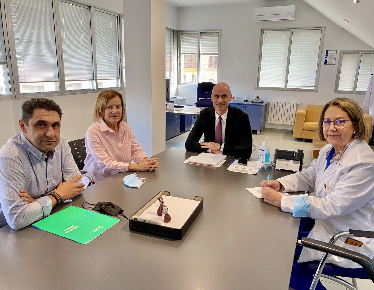 Reunión no Provincial entre os responsables da área sanitaria e da AECC de Pontevedra