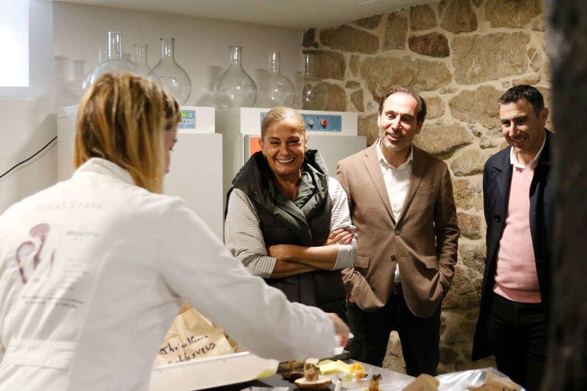 Visita de Carmela Silva ás instalacións de Hifas da Terra