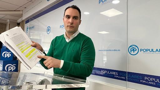 Alberto Acuña, portavoz del PP de Vilaboa, muestra un informe