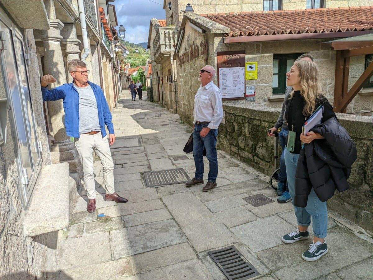 Marga Caldas e os técnicos revisan o casco histórico de Combarro