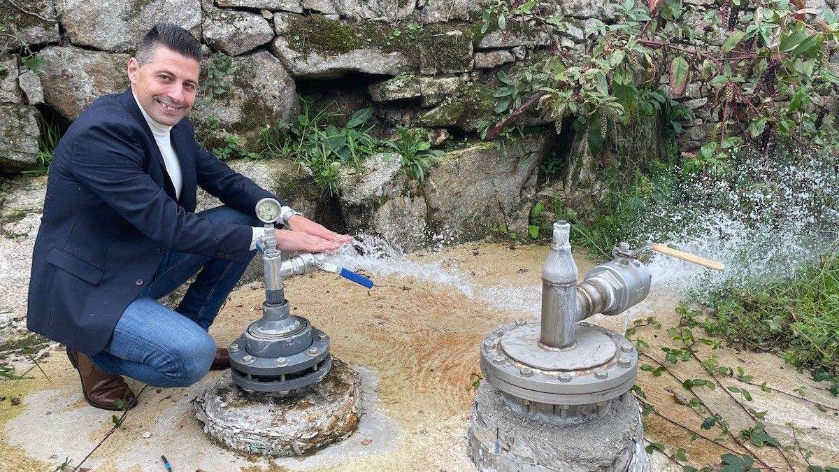 Andrés Díaz coas aguas dos mananciais termais de Ponte Caldelas