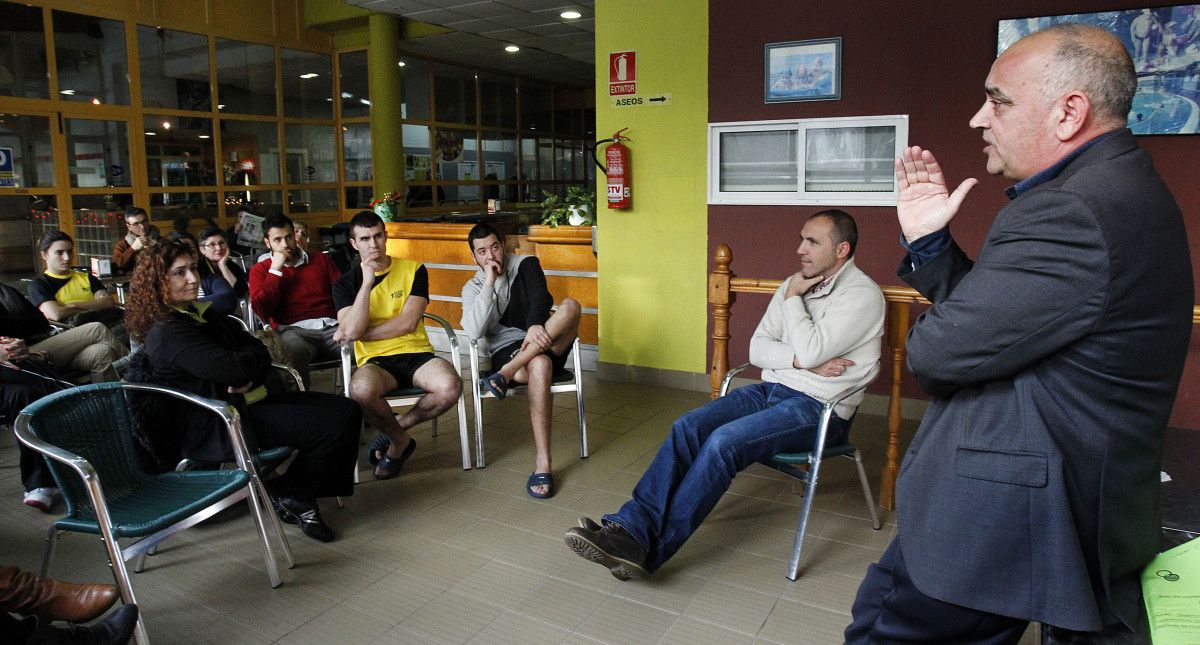 Agustín Fernández reunido con los trabajadores de las piscinas de Campolongo