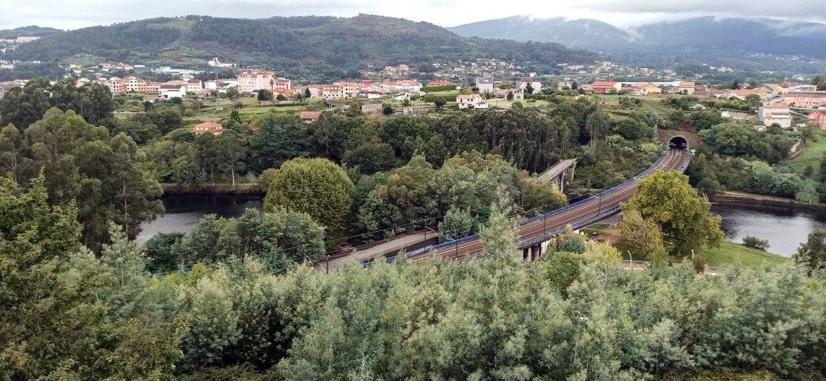 Vías do tren no túnel de Lérez