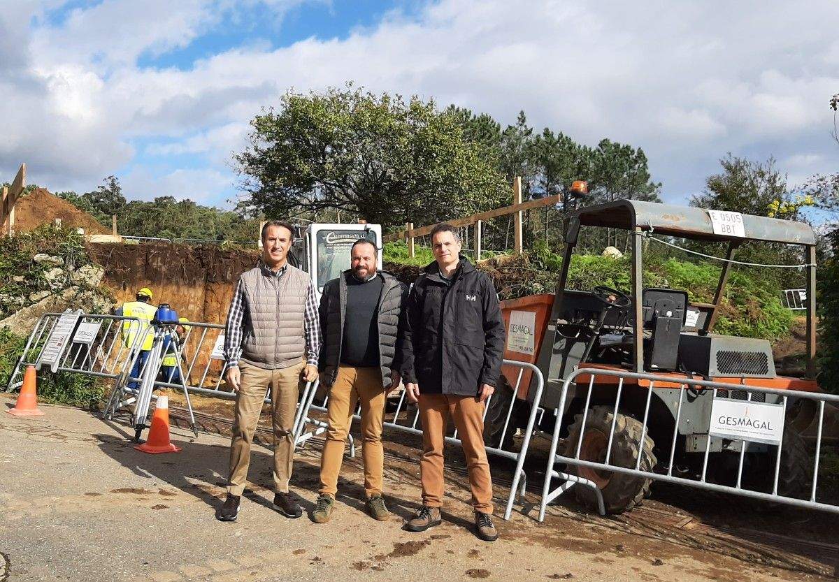 Responsables de Fenosa visitan as obras dun novo transformador en Vilaboa co alcalde César Poza