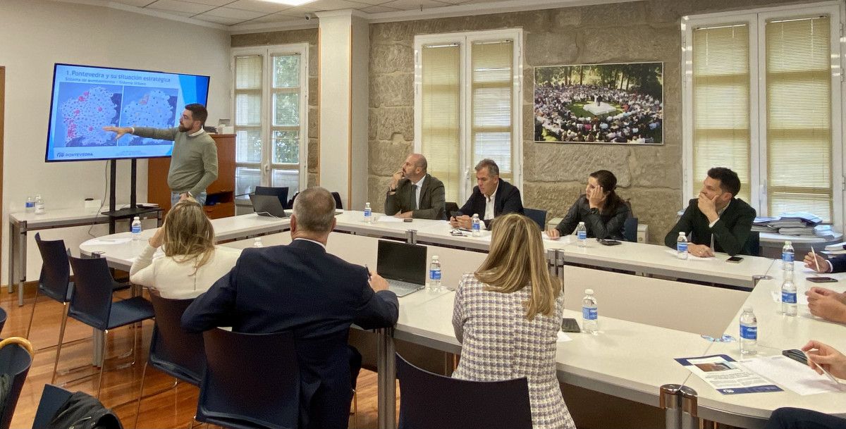 Reunión do PP local cos senadores Pilar Rojo e Pedro Rollán 