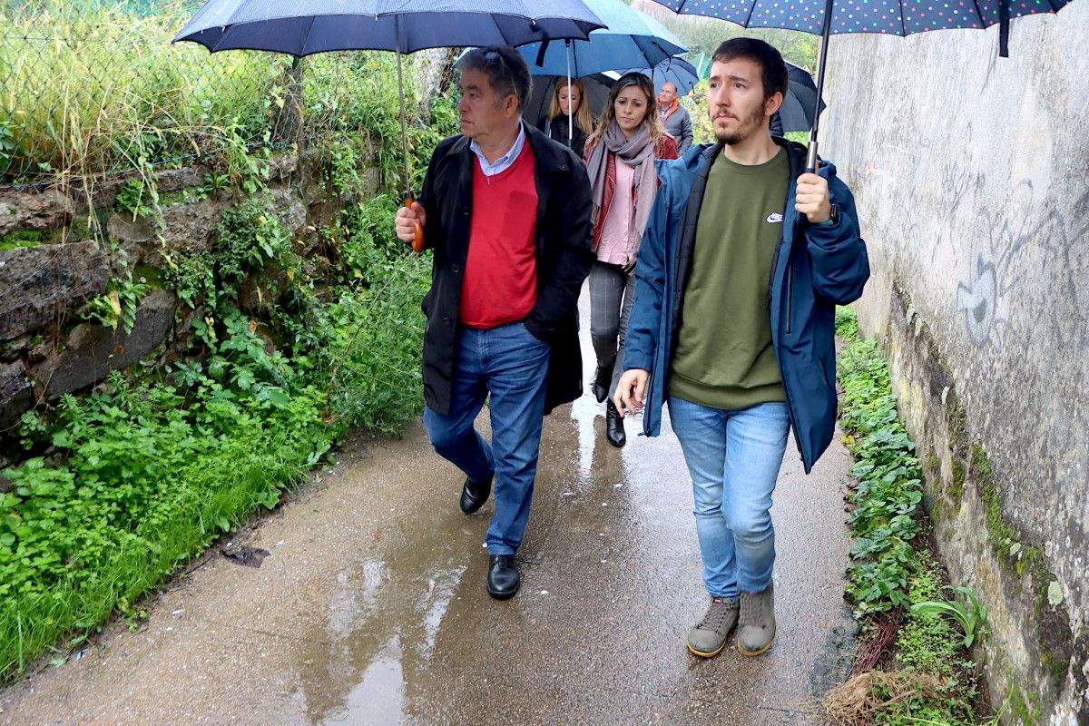 Miguel Anxo Fernández Lores e Alberto Oubiña percorren a Rúa Liñares, en Lourizán