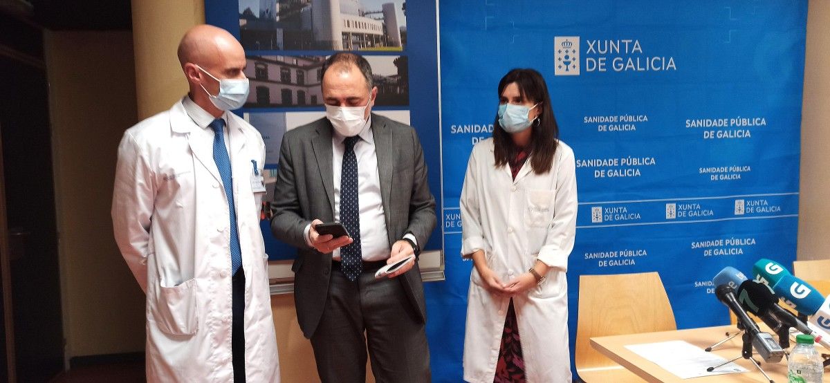 El gerente del área sanitaria con el conselleiro de Sanidade y con la jefa del servicio de Cardiología del Hospital Montecelo