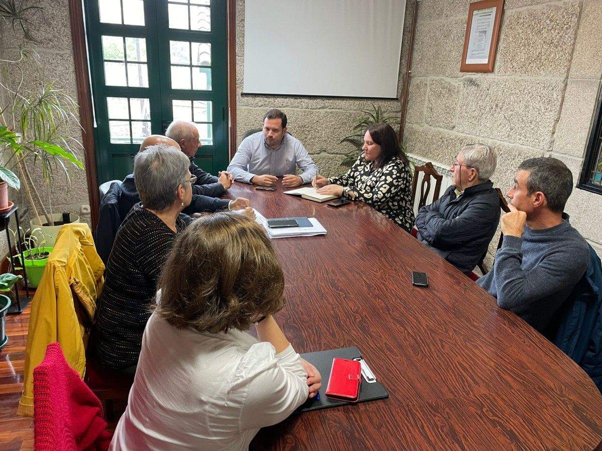 Jorge Cubela, alcalde de Cerdedo-Cotobade, cos representantes das comunidades de montes do Sangal e Alto do Seixo