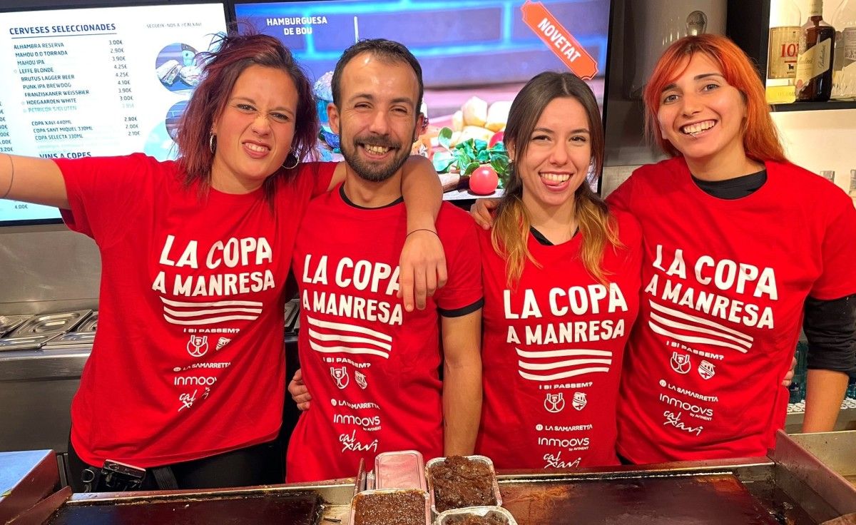 Afeccionados do Manresa coa camiseta conmemorativa da súa participación en Copa do Rei