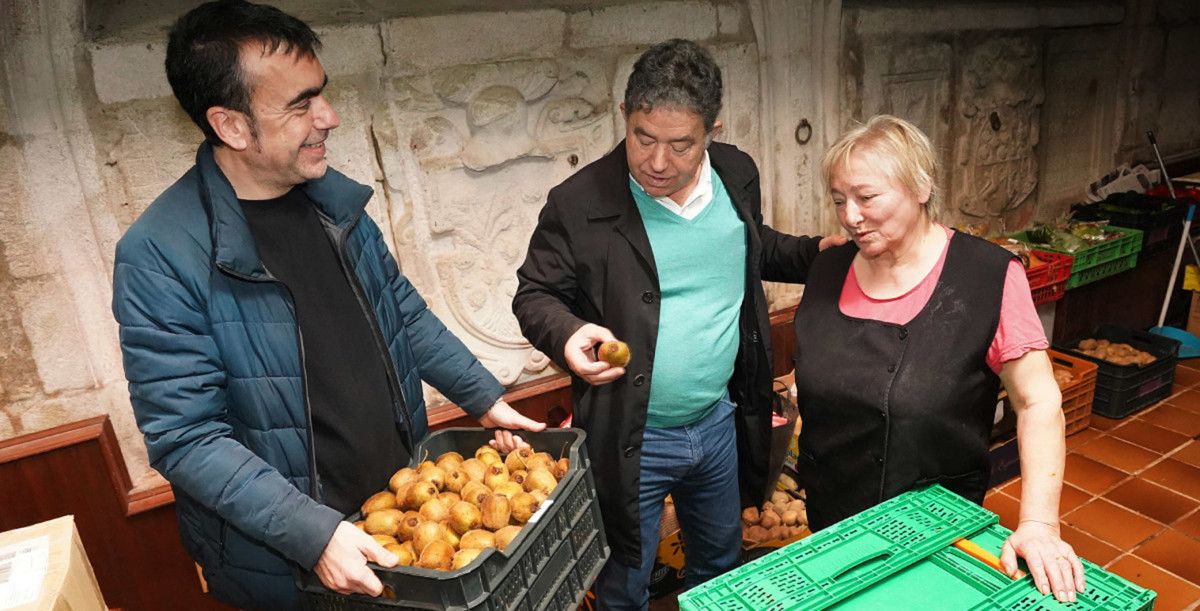 Lores e Moreda entregan os kiwis de Santa Clara no comedor de San Francisco