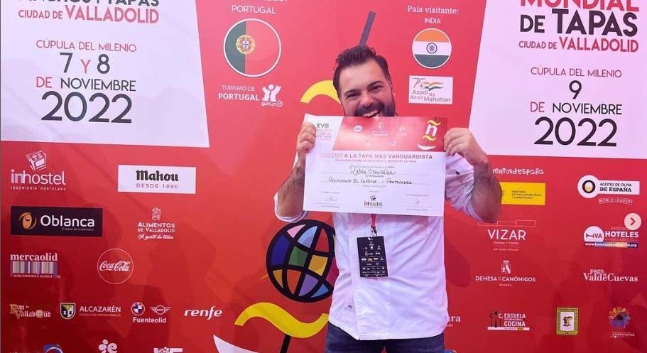 Rubén González co premio logrado en Valladolid