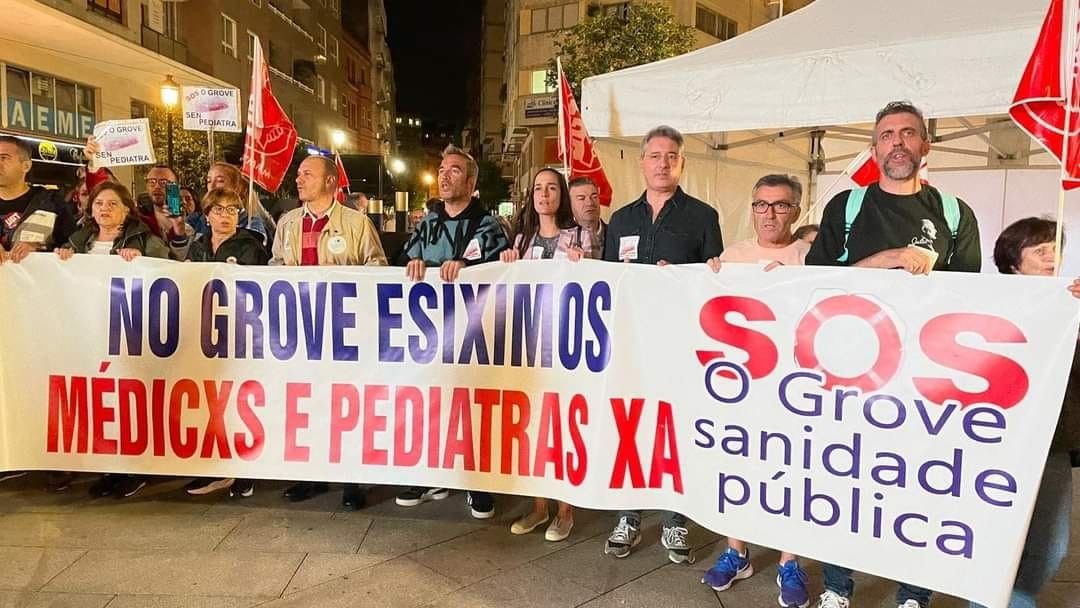 Protesta para esixir médicos e pediatras no centro de saúde do Grove