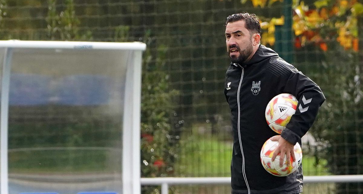 Antonio Fernández, nun adestramento do Pontevedra na Xunqueira