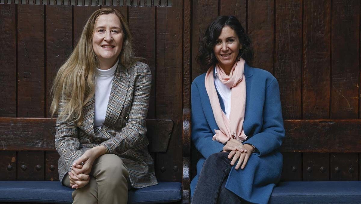 Luz Gabás (izquierda) y Cristina Campos, ganadora y finalista del Premio Planeta 2022