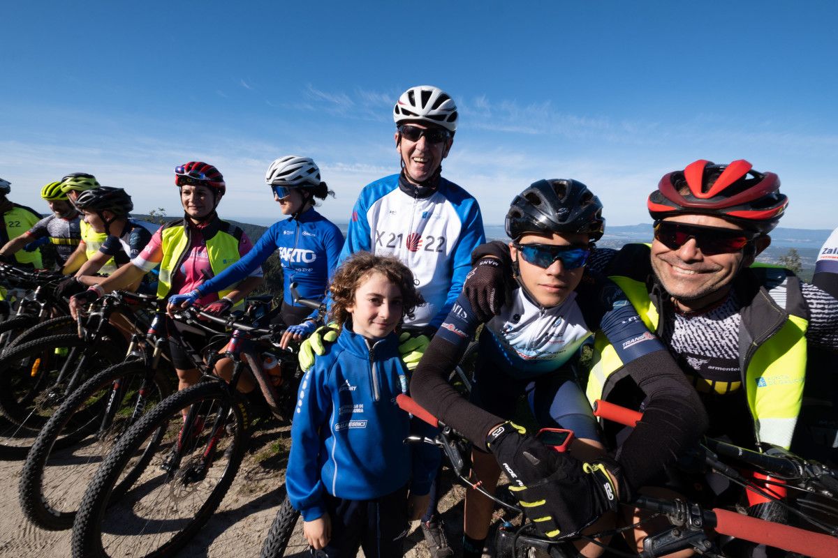 Alfonso Rueda completa en bicicleta una parte de la Ruta do Salnés