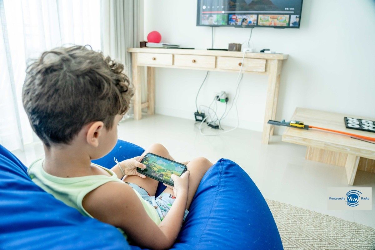 Menor jugando con un dispositivo móvil