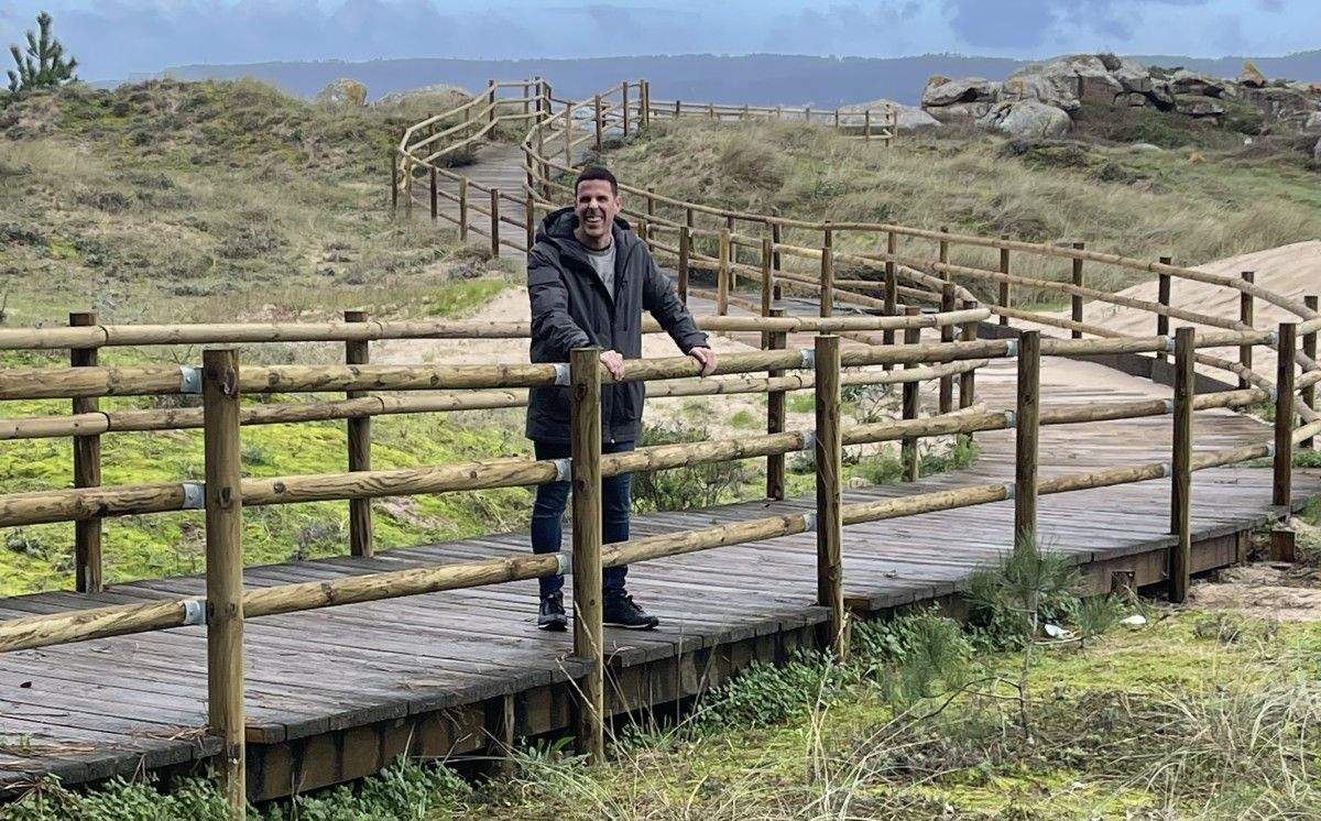 O concelleiro Luis Arosa no novo valado da Praia de Barbafeita 