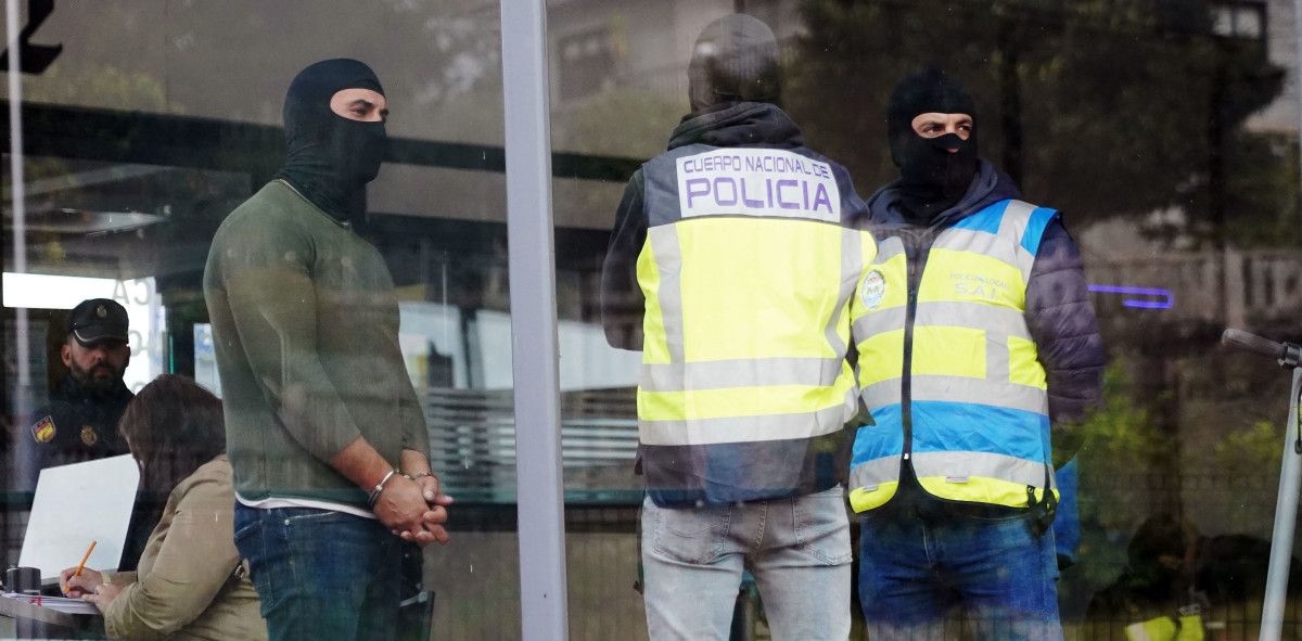 El detenido en Pontevedra, durante el registro de Talleres Antonio Pintos