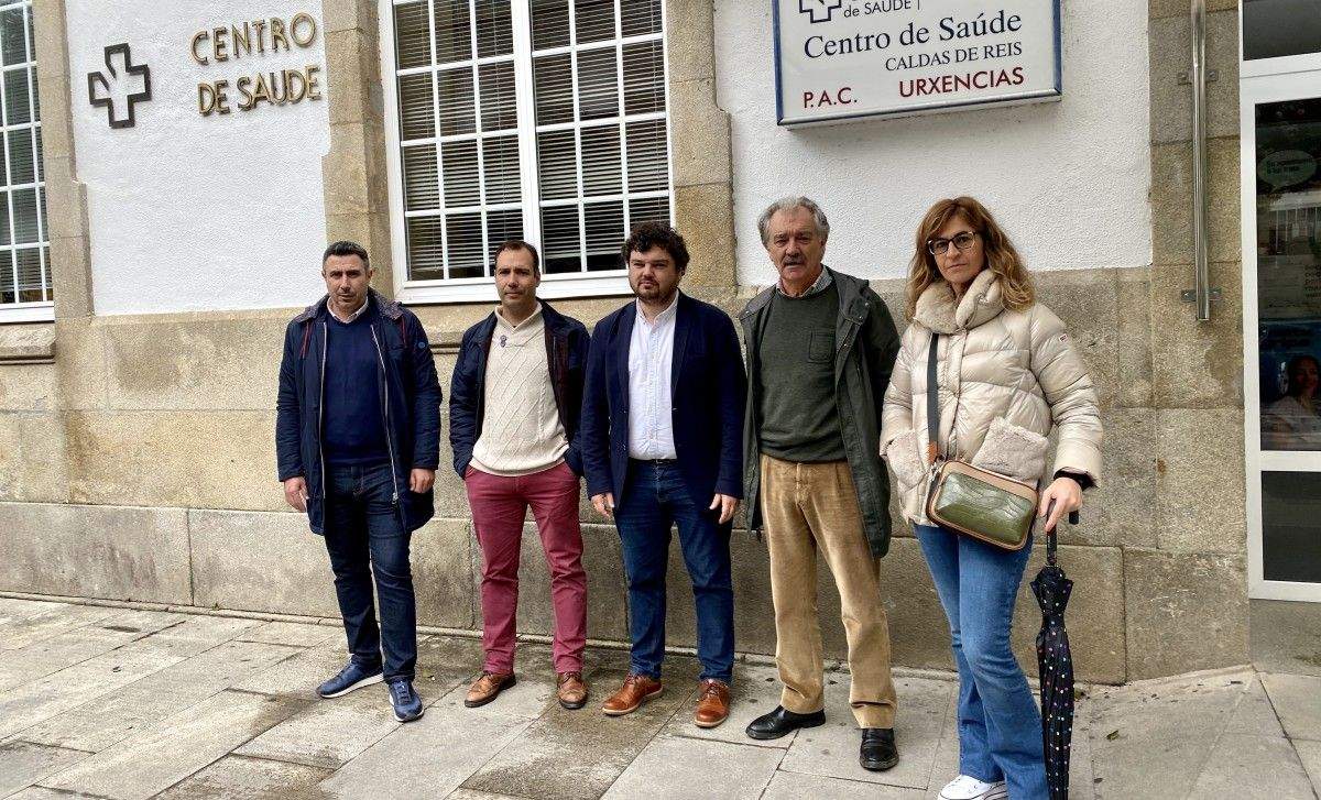 O alcalde e membros do goberno local de Caldas diante do Centro de Saúde