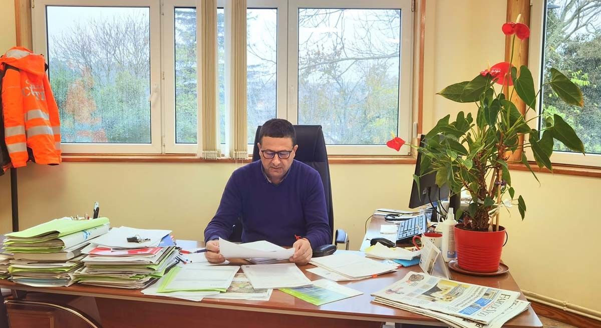 El alcalde de Cuntis, Manuel Campos, en despacho