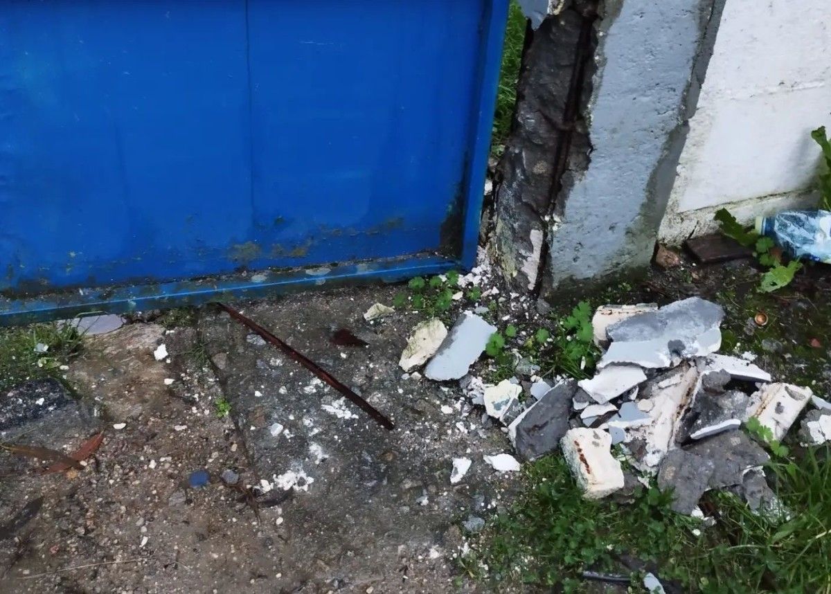 Danos no portal de entrada ao campo do Casal, en Salcedo