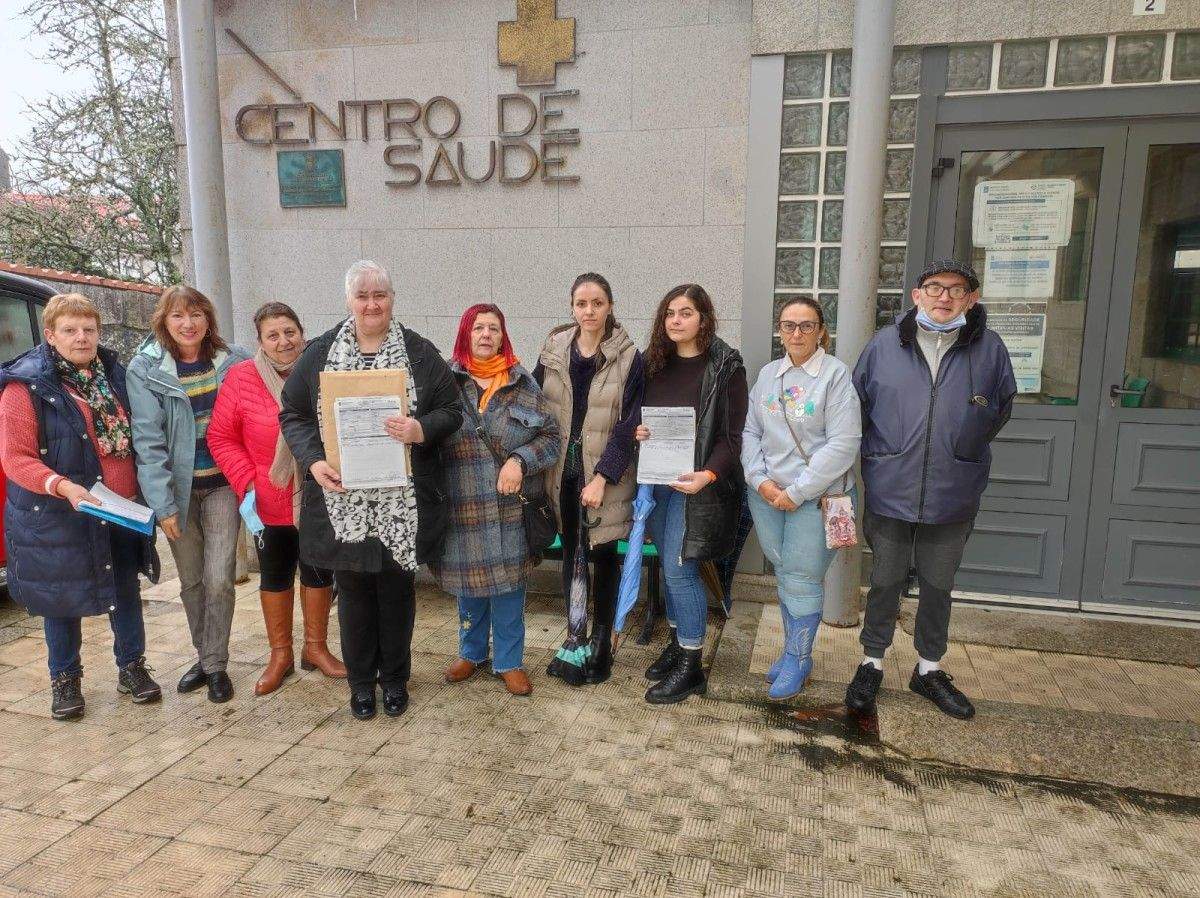Entrega de reclamacións no centro de saúde de Cerdedo polo deterioro da Atención Sanitaria
