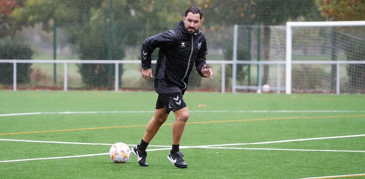 Antonio Fernández, adestrador do Pontevedra, nunha sesión de adestramento na Xunqueira