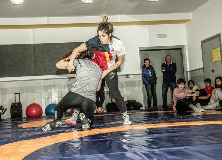 Las luchadoras Lydia Pérez y Nerea Pampín durante un entrenamiento