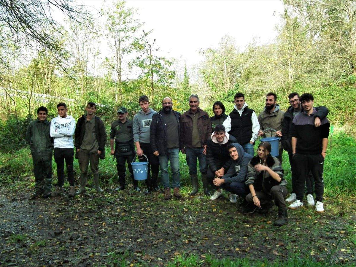 Solta de troitas e outras especies acuáticas no curso do río Gafos