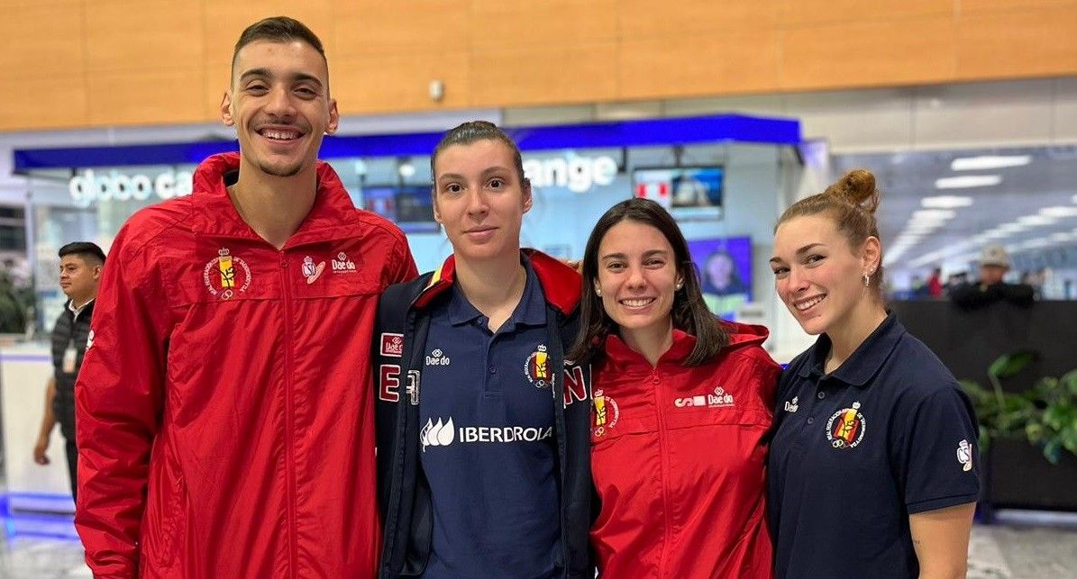 Iván García (izquierda) acompañado por los taekwondistas gallegos que participan en el mundial de Guadalajara 2022