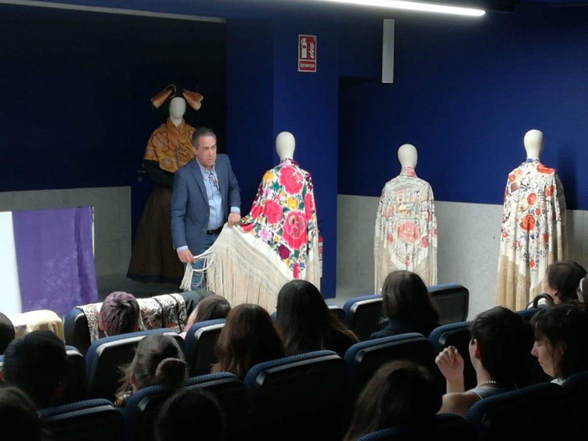  'O mantón de Manila na indumentaria tradicional de Galicia', conferencia e mostra de Sete Espadelas