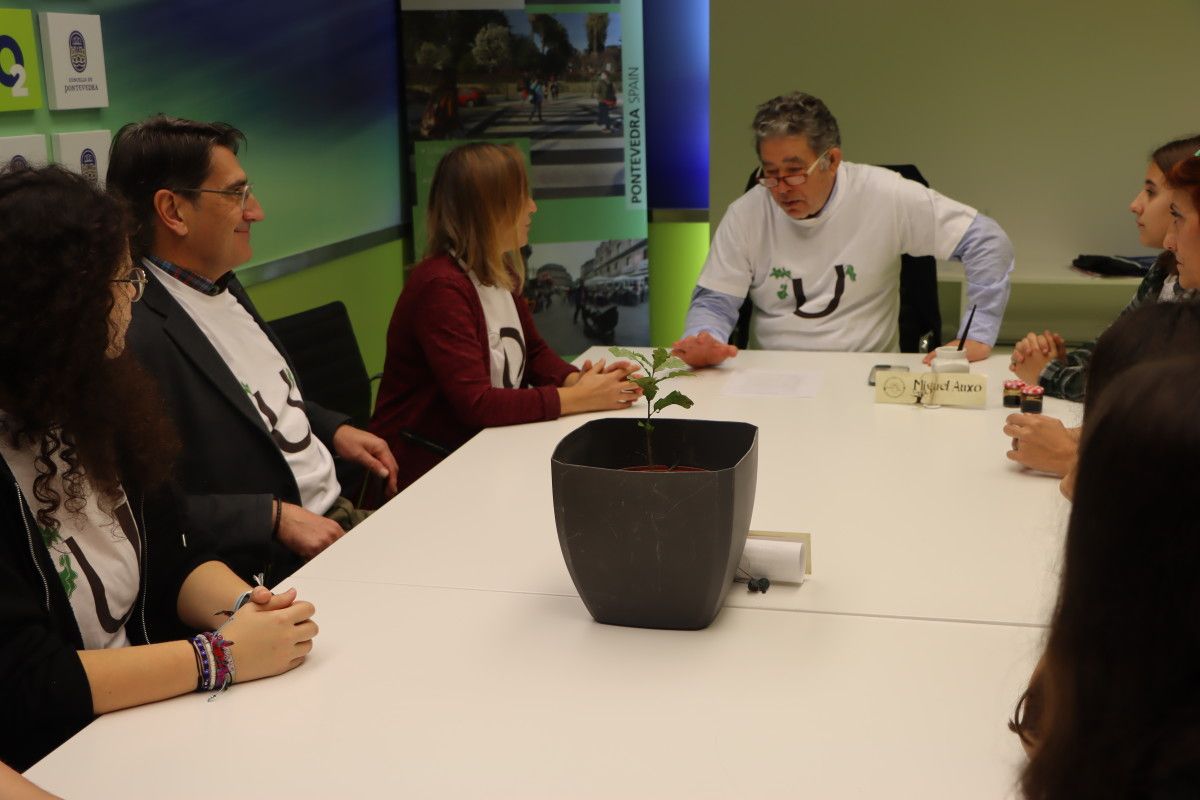 Reunión del alcalde de Pontevedra con la comunidad educativa del Luis Seoane y las Escolas da Unesco Reunión del alcalde de Pontevedra con la comunidad educativa del Luis Seoane y las Escolas da Unesco