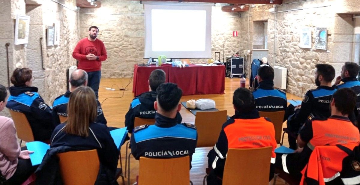 Axentes da Policía Local de Poio e integrantes de Protección Civil asisten á formación sobre o uso de desfibrilidaroes