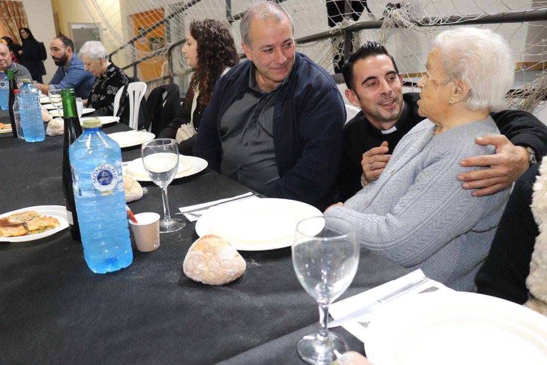 A centenaria Amanda Duran preside a comida da terceira idade de Campo Lameiro
