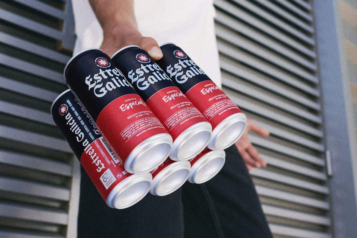 Estrella Galicia ha anunciado la próxima llegada de un nuevo formato sin ningún embalaje en sus packs de latas