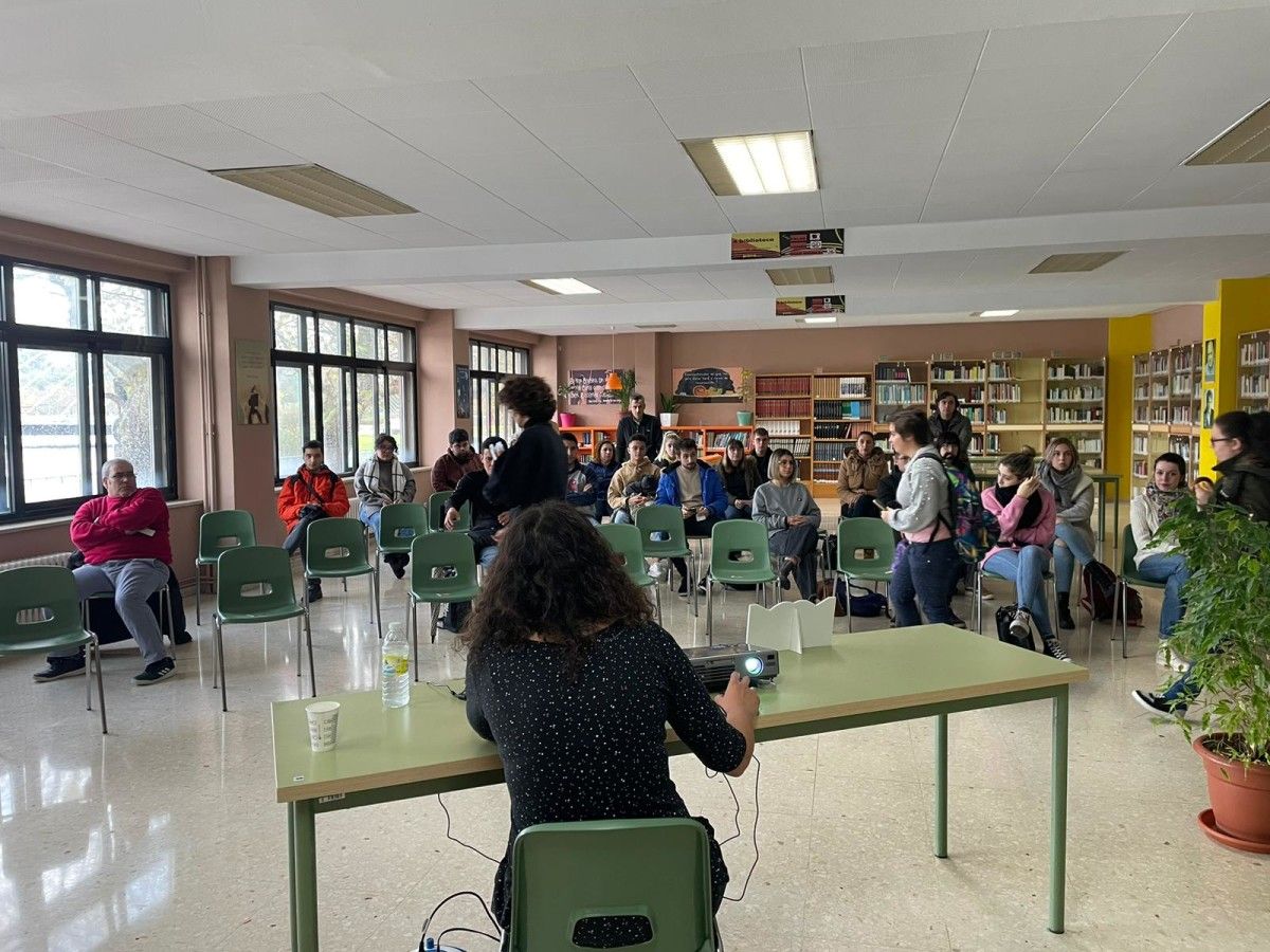 La doctora en Historia y activista LGBTIQA+ Daniela Ferrández imparte un curso sobre disidencia sexual en Galicia