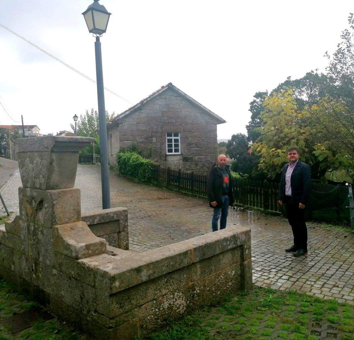 Visita ds concelleiros de Poio, Gregorio Agís e Julio Casás, ao lugar de Tarrío en Samieira