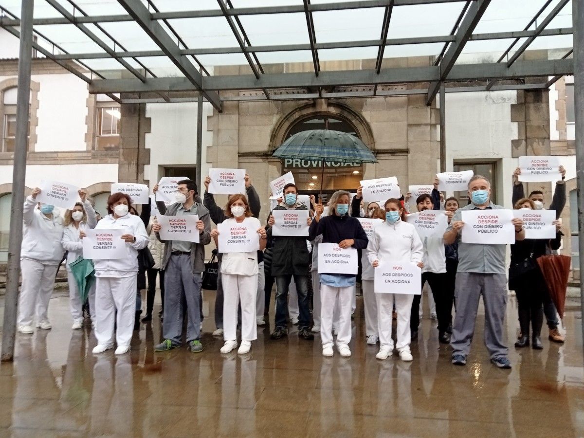 Protesta de trabajadores del servicio de limpieza del Provincial por el despido de una compañera