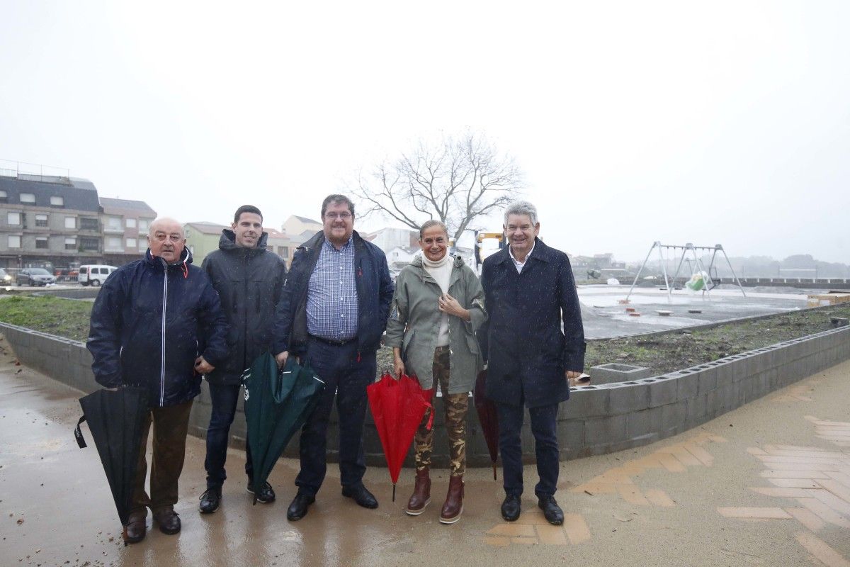 Carmela Silva visita con el alcalde de A Illa, Carlos Iglesias, las obras de la Avenida de Castelao y de la Praza do Regueiro