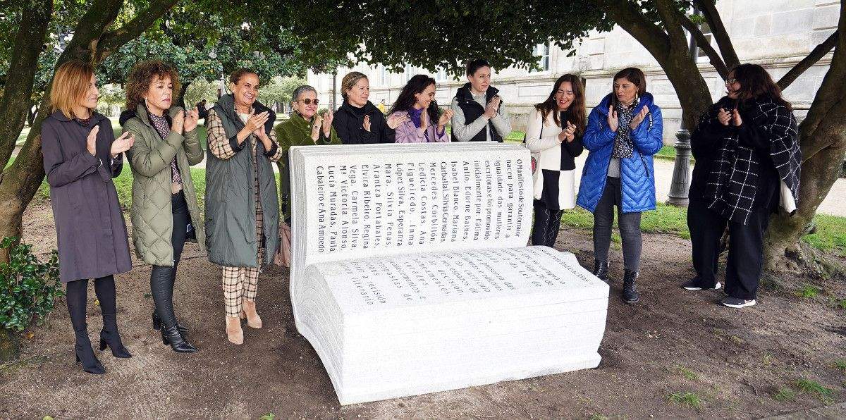 Banco conmemorativo del primer aniversario del "Manifiesto de Soutomaior"