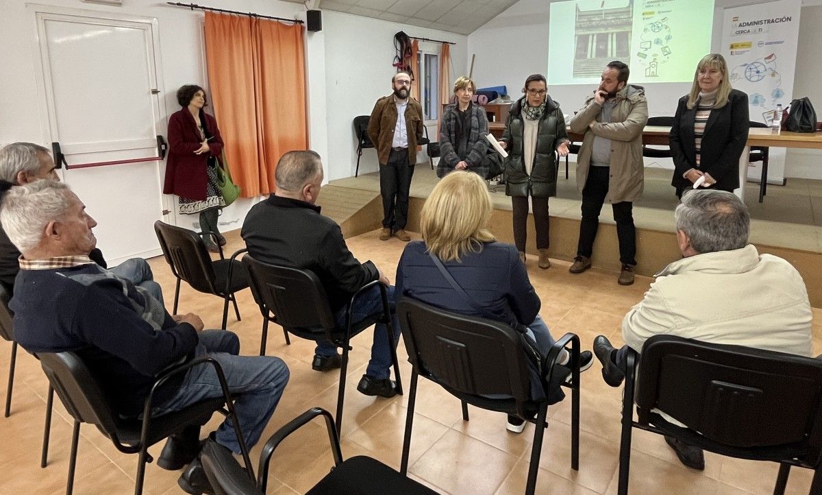 A Subdelegación ensina aos veciños de Vilaboa a relacionarse coa Administración de forma dixital