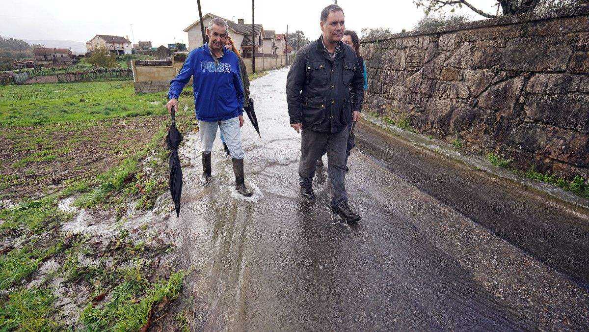 Veciños afectados no camiño da Ermida (Marcón) inundado