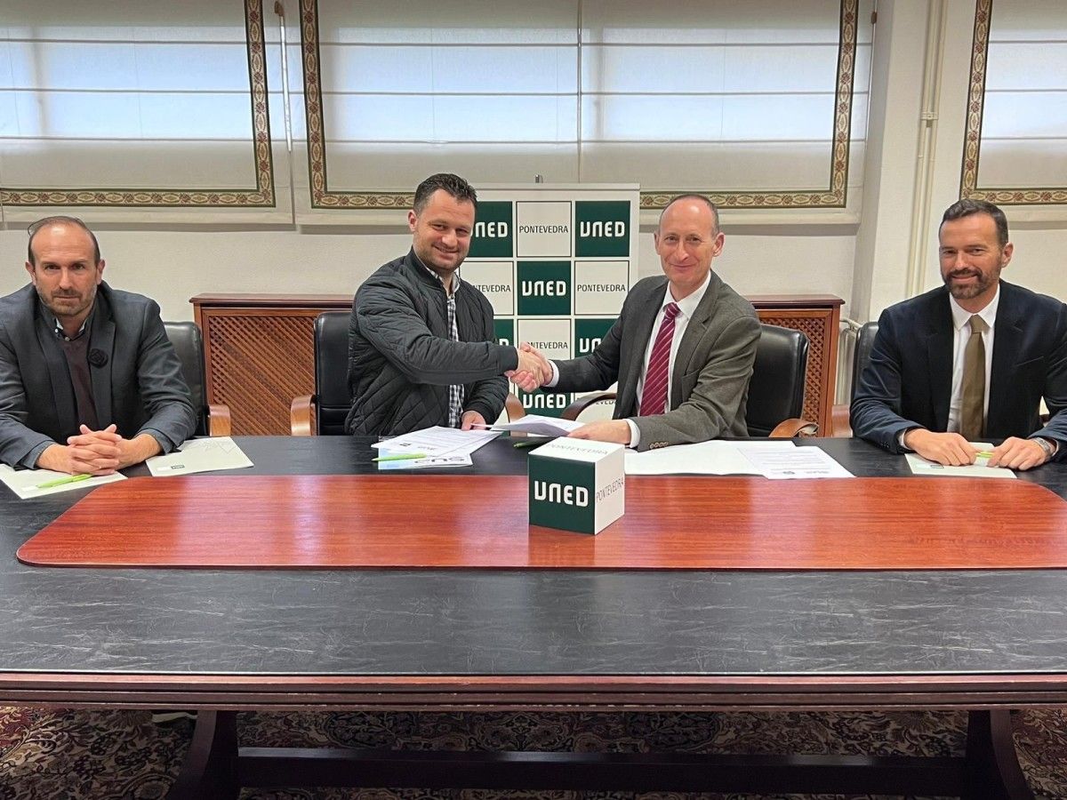 Firma del convenio entre la UNED Pontevedra y el SUP Galicia
