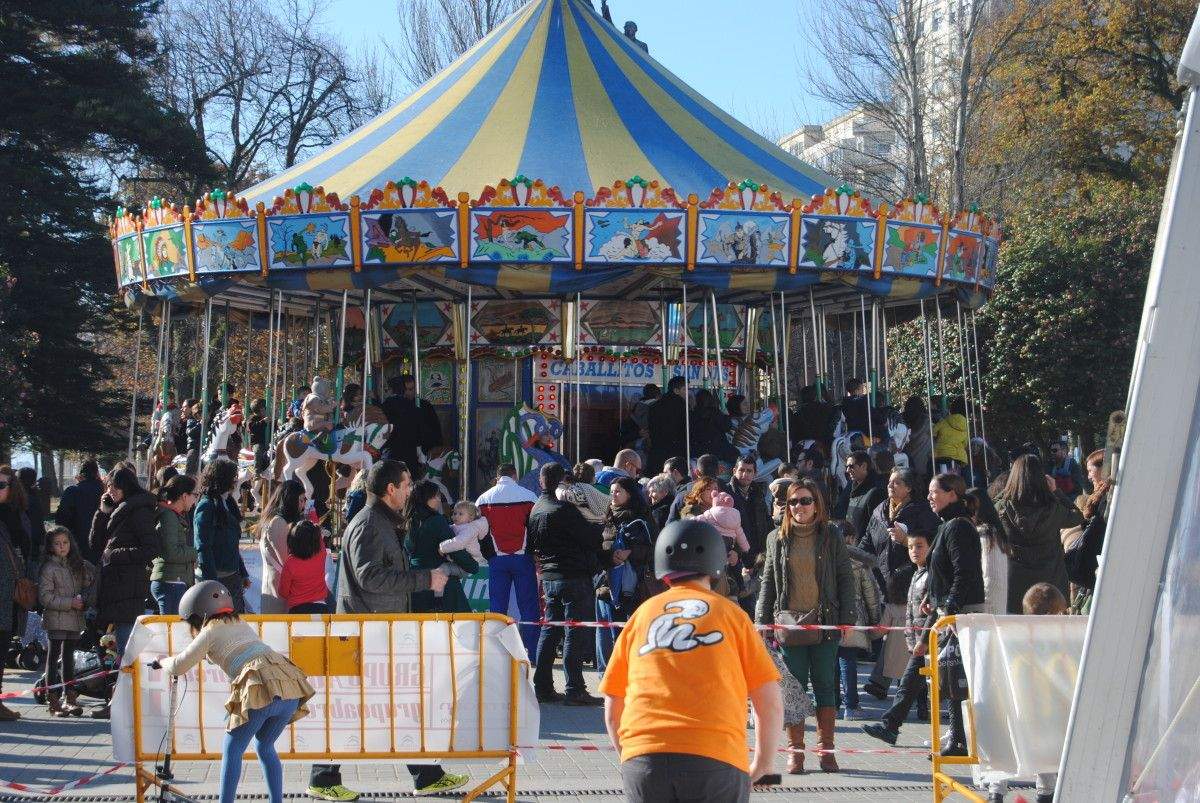 Tiovivo instalado en la plaza de España, dentro de la oferta de Pontexogos