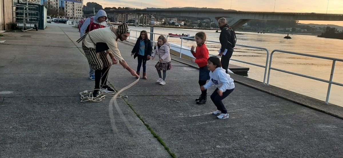 Xogos na rúa en el barrio de la Moureira