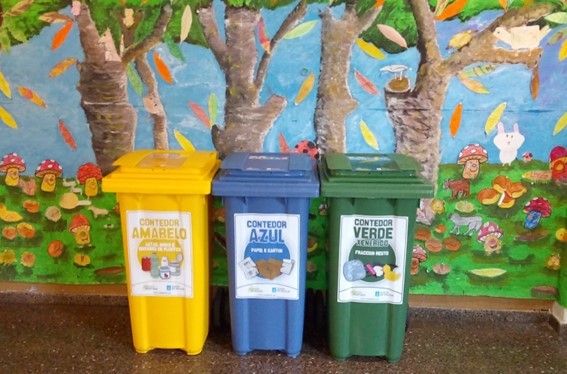 Isla de reciclaje en un centro educativo
