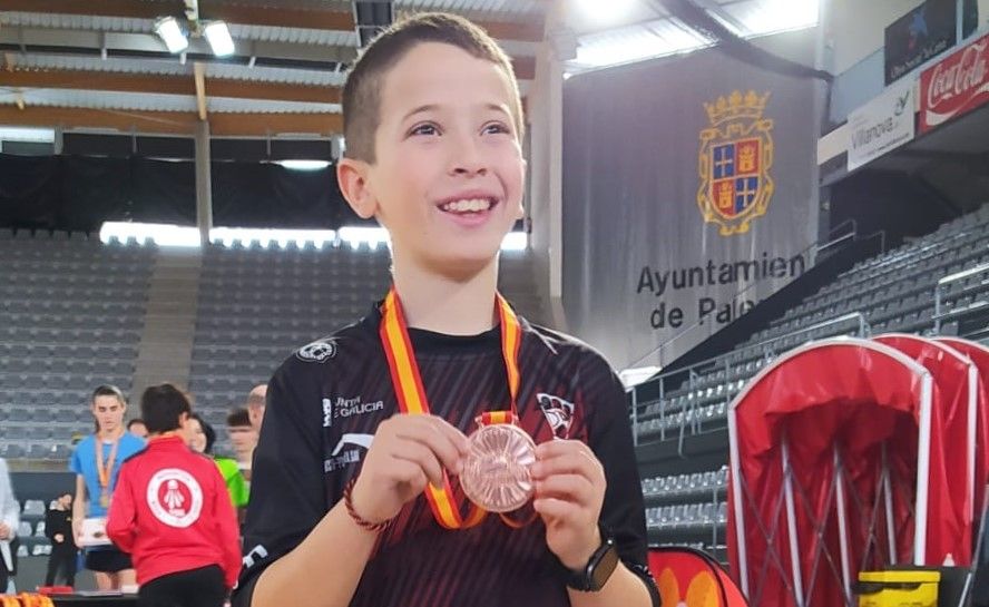 Miguel Albores, con la medalla conseguida en el Campeonato de España Sub-11 de bádminton