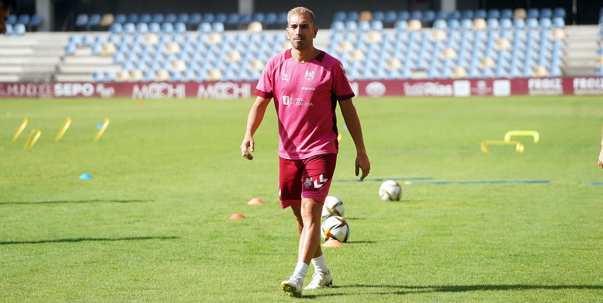 Charles, durante un adestramento do Pontevedra en Pasarón