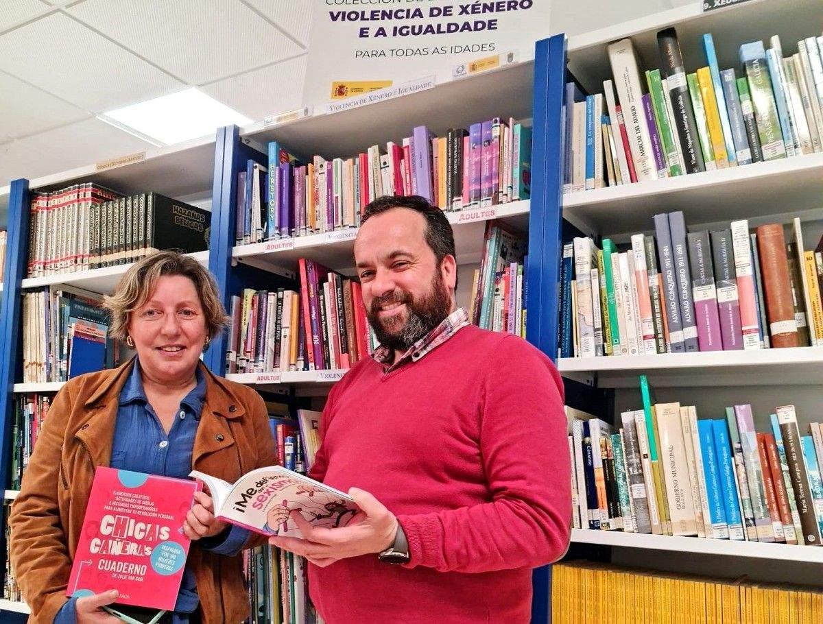 Carmen Gallego, concejala de Igualdade, y César Poza, alcalde de Vilaboa, con libros de Igualdade